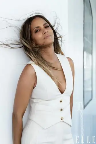 Halle Berry Wall Poster picture 1021184